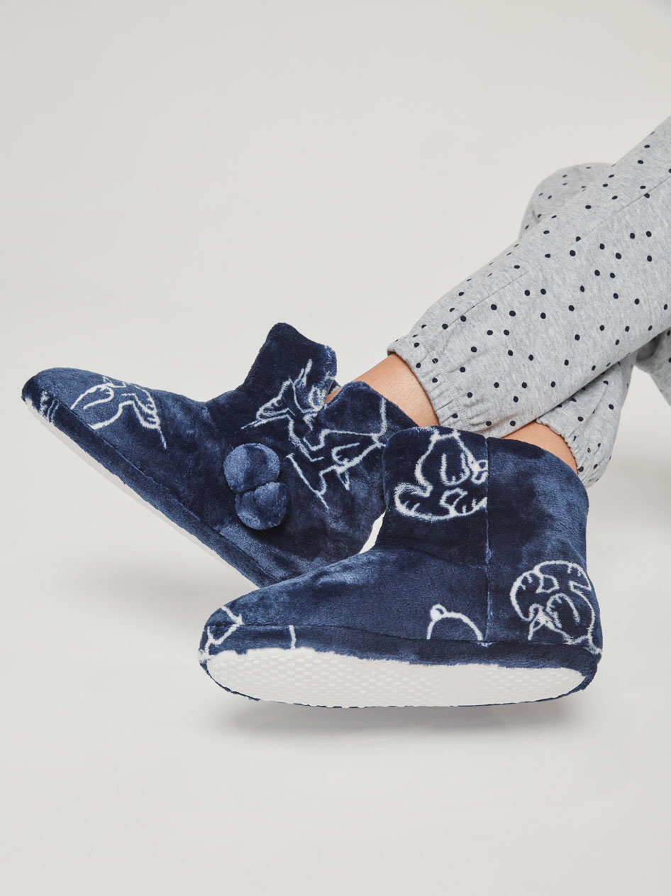 zapatillas-de-casa-tipo-bota-snoopy1630311756217343551